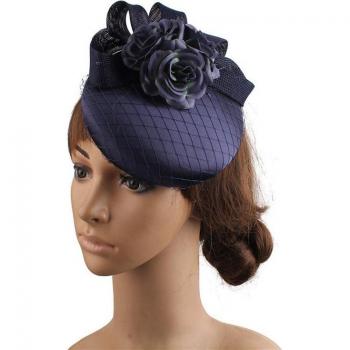 Tocado de novia clásico, sombrero blanco con detalles en azul marino