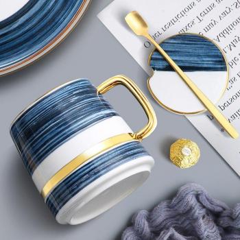 Ensemble café chic avec couvercle et cuillère