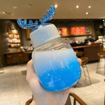 Botella de agua transparente con funda de cuerda