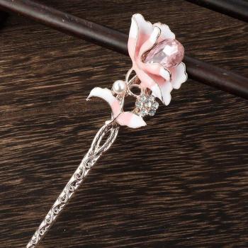 Diamante Perla: Palillos Metálicos con Borlas Florales