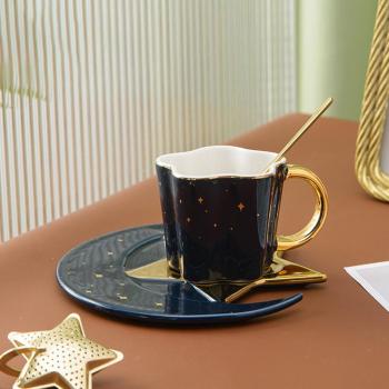 Set Café Elegante con Cuchara Dorada