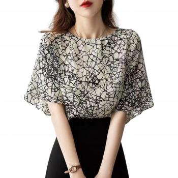 Elegant White Flare Body, Half‑Round Design, Five‑Piece Sleeve Set