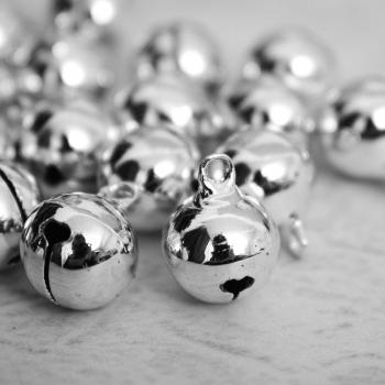 Jingle Bells Argentés Mini 20 x 14 mm – Kit Décoration DIY