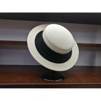 Gorra Jazz Panamá Negra Blanca con Cadena y Lana
