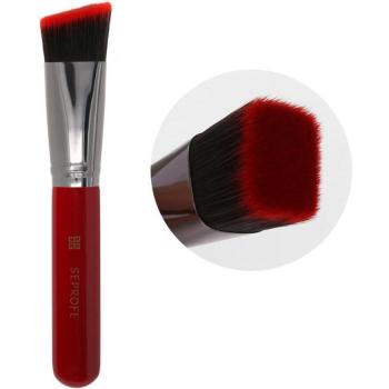 Neigungsflacher Pinsel für Foundation und Concealer