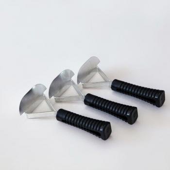 Tyre repair scale scraper