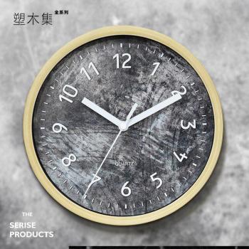 Klassische große Wanduhr aus Holz