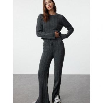 Culoare Antracit: Îmbrățișarea Crop Top și Pantalonii Soft Knit