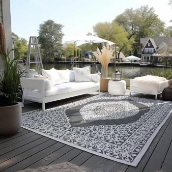 Gemini Reversible Indoors & Outdoors Polypropylene Medallion Rug in Black – 200 × 290 cm