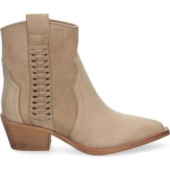 Detalle trenzado en botines de mujer