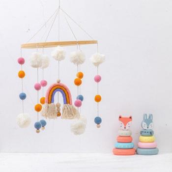 Baby Rassel Spielzeug aus Holz - Handgestrickter Regenbogen Anhänger für das Kinderzimmer
