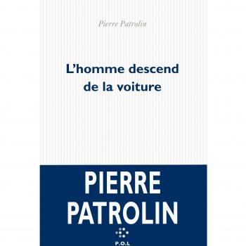 L'homme descend de la voiture