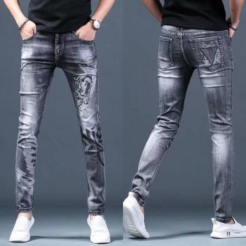 Jeans informales con estampado juvenil para hombre