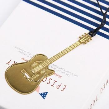 Goldfarbenes Metall-Lesezeichen mit musikalischen Motiven für Bücher