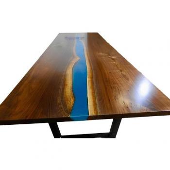 Massivholz Esstisch im Flussdesign
