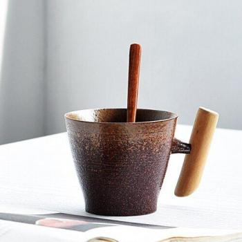 Handgefertigte Keramiktasse mit Holzgriff und Löffel, japanischer Stil