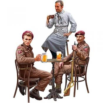 Britse Soldaten in Café - 1:35 Plastic Model Kit