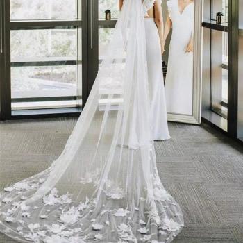 White Whisper Bridal Veil – Lace Edge & Floral Petal Design