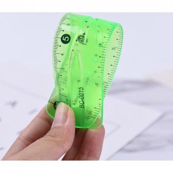Multifunktionales 15 cm Lineal, weich, doppelte Skala, biegsam, zufällige Farbe
