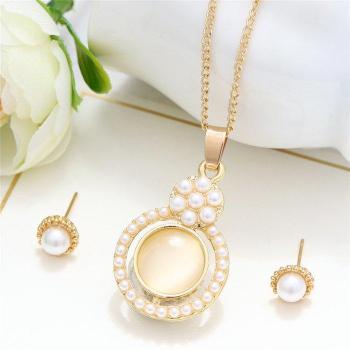 Collar y Pendientes de Perlas con Cadena de Oro