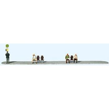 Preiser 10706 Exclusive Figure Set - Waiting at The Bus/Tram Stop (4)