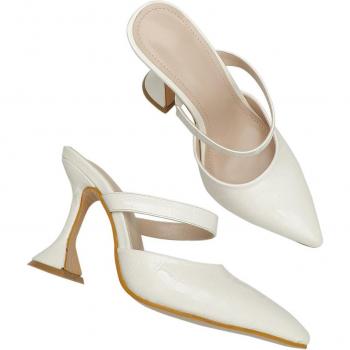 Zapatos de tacón de aguja blancos