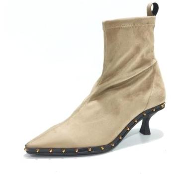 Tacón Escultórico con Tachuelas Beige y Marrón – Modelo 29565