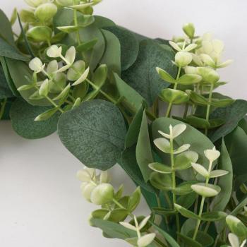 Couronne décorative en feuilles vertes