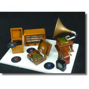 PLUS MODEL 266 1:35 Grammophon und Radio