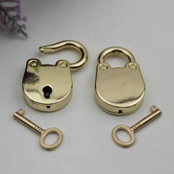 Cat-Shaped Shoulder Bag with Clasp