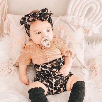 Sommeroutfit für Babys mit Rüschen