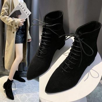 Spitz zulaufende Wildlederstiefeletten