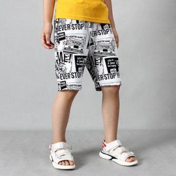 Shorts informales con grafiti para niño