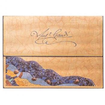 Carpeta para documentos Gaudí, Manuscrito de Reus (325x235x5mm) cierre con solapa magnética Paperblanks beige.