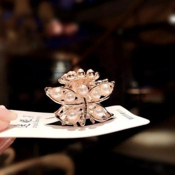 Diadema Garras de Encanto – Accesorio Retro de Flores y Perlas