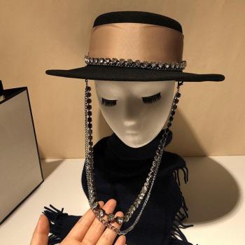 Gorro Plana Negra con Correa de Cadena y Diamantes Imitación