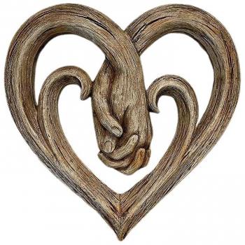 Escultura de Manos entrelazadas en Madera