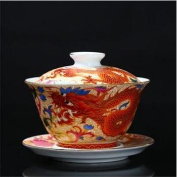 Taza de té con tapa dorada y cuenco de cerámica