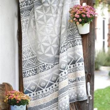 Spirit of Om Kuscheldecke mit Lebensblume in Silbergrau