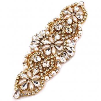 Rhinestone Royal Wedding: Cuentas y Apliques Nupciales en Oro