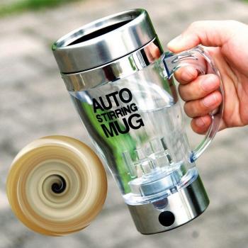 Elektrische koffiemok met zelfmengfunctie