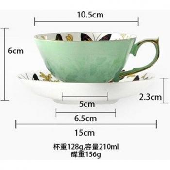 Café de China en Taza Tradicional con Platillo Japonés