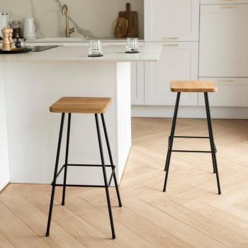 Sgabello da bancone Barni Nero con struttura in metallo e seduta in legno di rovere