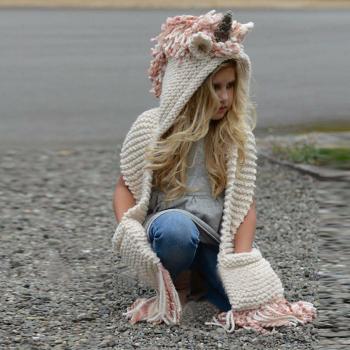 Gorro de unicornio con bufanda tejida