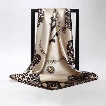 Weicher Seidenschal mit Leopardenmuster