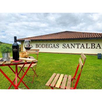 Caja Regalo Santalba: Cata de 3 Vinos Premium y 6 Tapas
