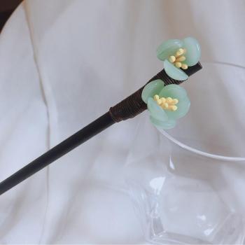 Horquilla Hecha a Mano de Madera con Diseño de Flor de Ciruelo - Joyería para el Cabello