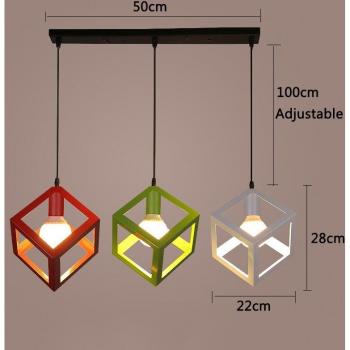 Alcantarilla de luz con diseño de pirámide metálica