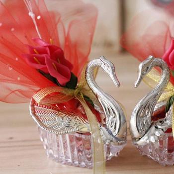 Cajas de dulces de boda en acrílico con cisne y lirio