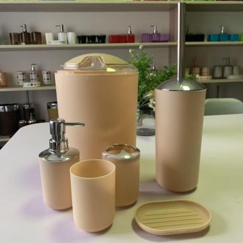 Badezimmer Zubehör Set aus Kunststoff mit 6 Teilen: WC-Bürste, Seifenschale, Zahnpasta-Spender, schwenkbarem Deckel und Mülltonne